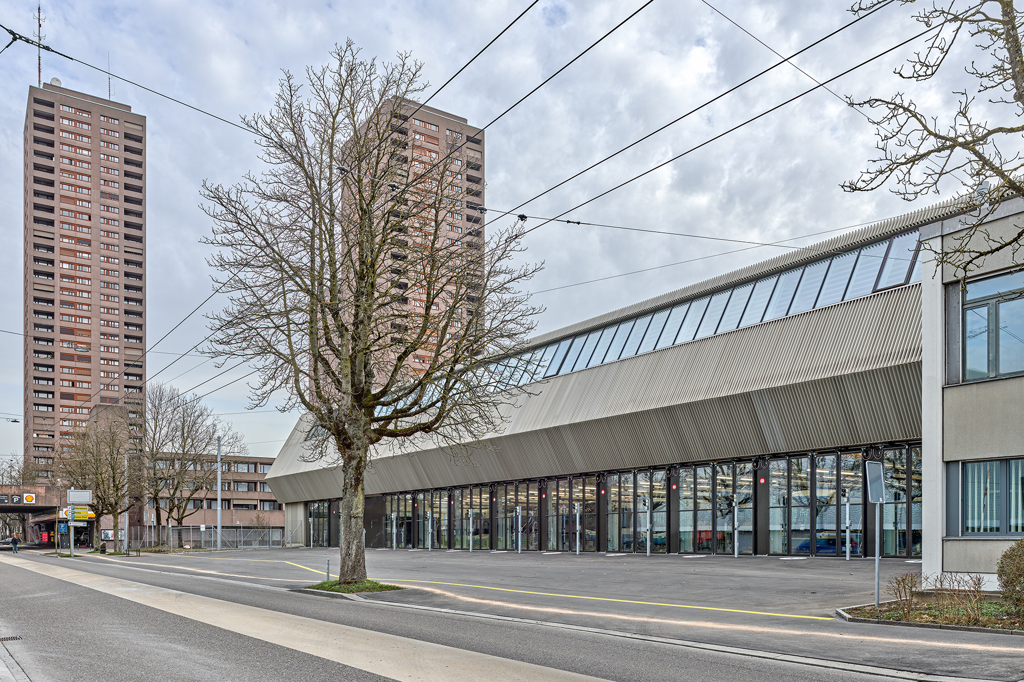 Nord-West-Fassade Servicetrakt mit Hardautürmen im Hintergrund (© Roger Frei, Zürich)